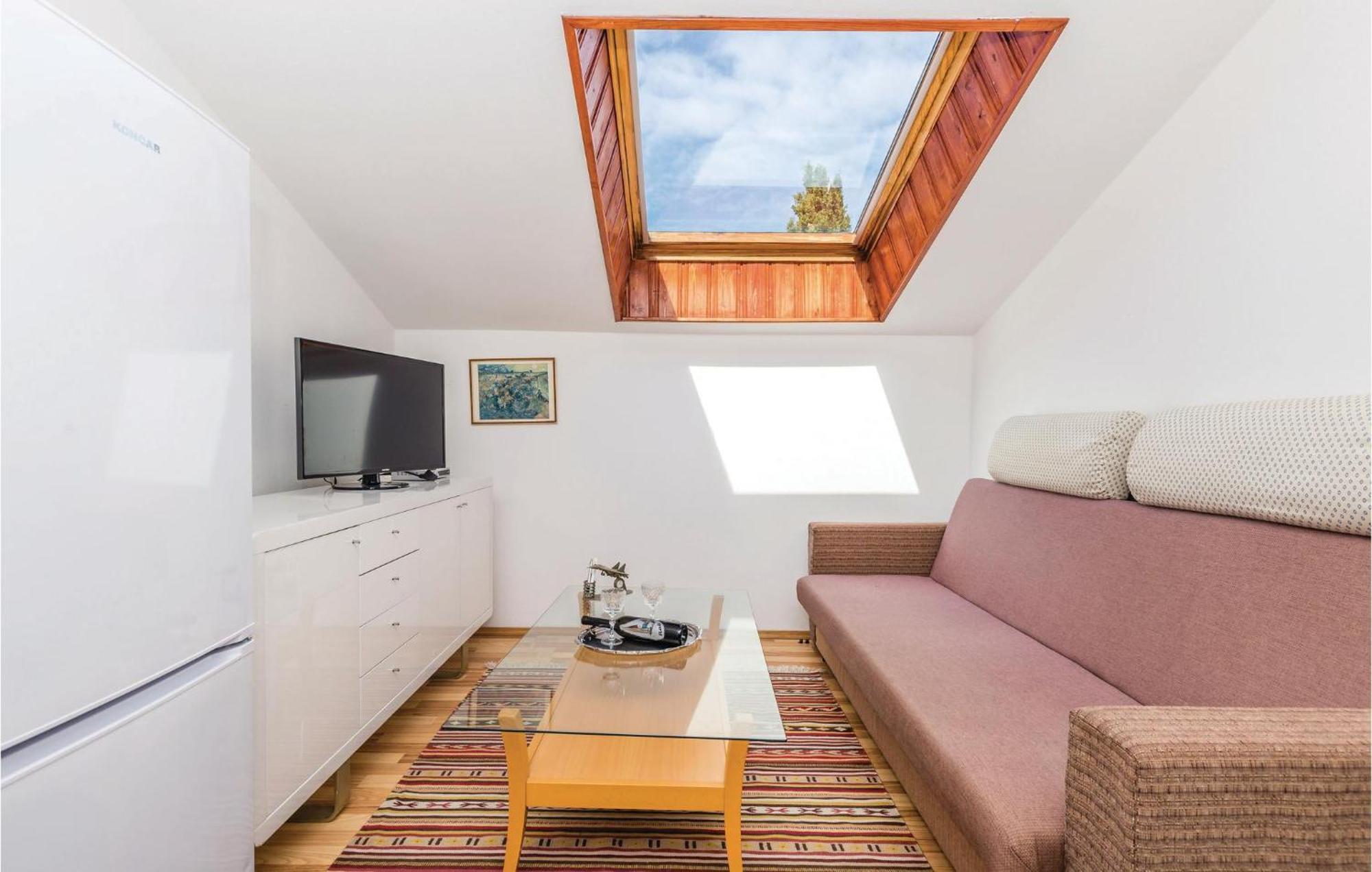 Lovely Apartment In Kampor With Kitchen Exteriör bild