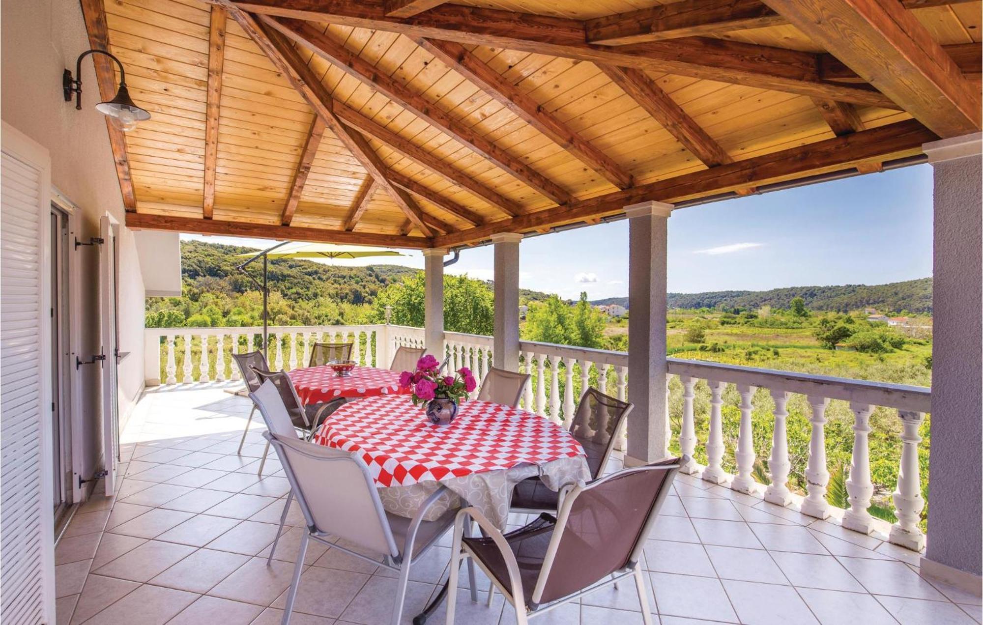 Lovely Apartment In Kampor With Kitchen Exteriör bild