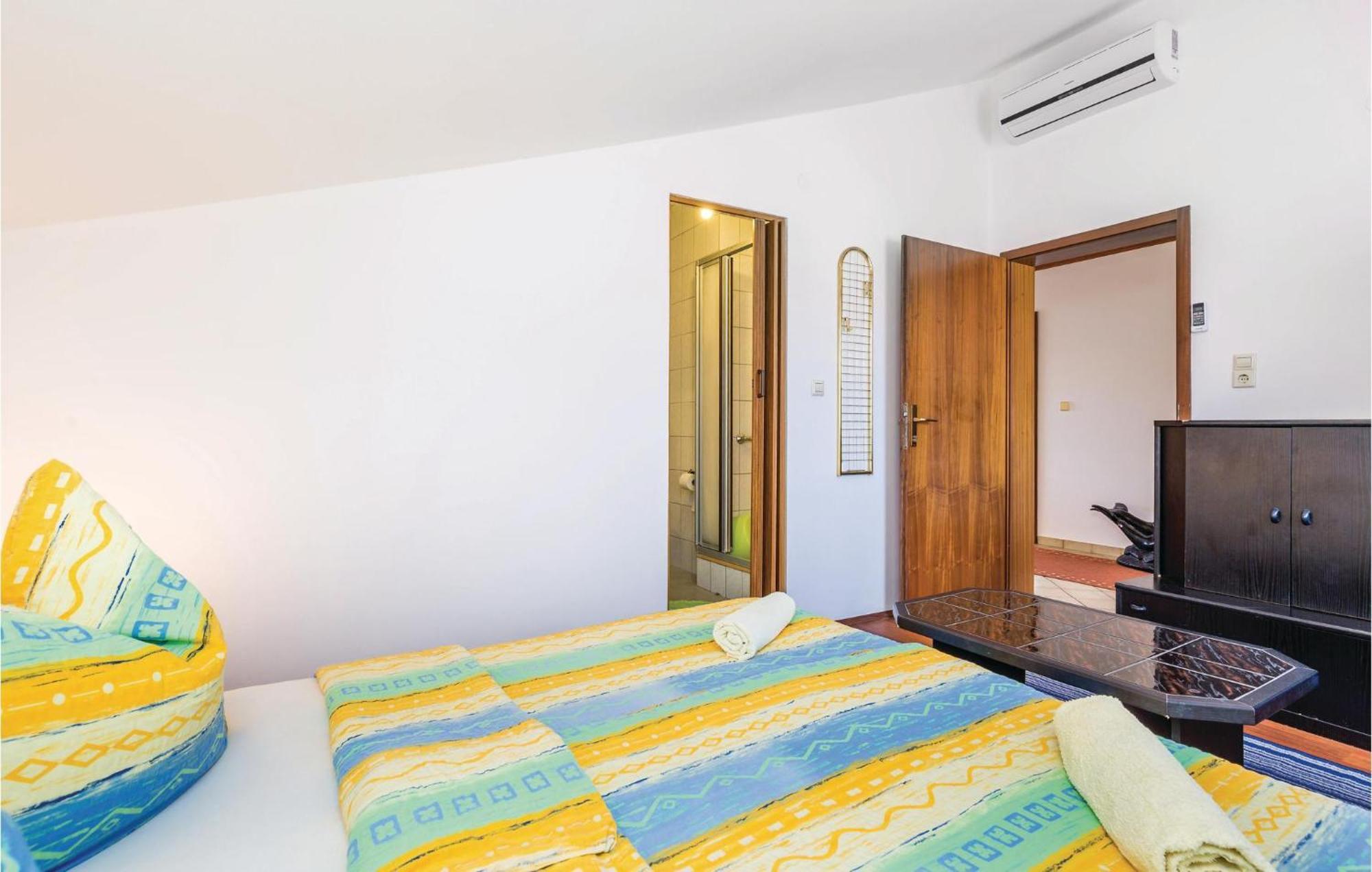 Lovely Apartment In Kampor With Kitchen Exteriör bild
