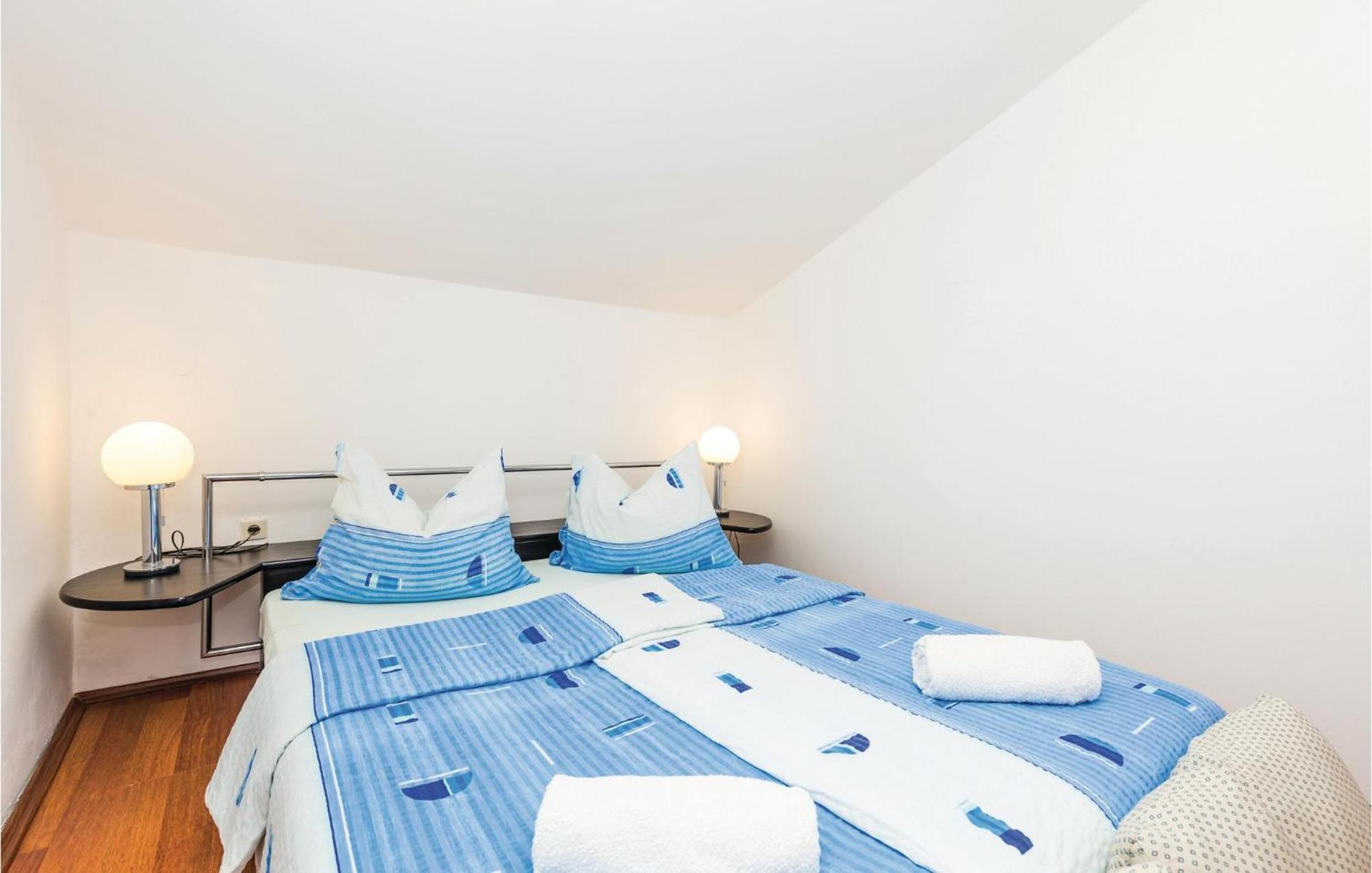 Lovely Apartment In Kampor With Kitchen Exteriör bild