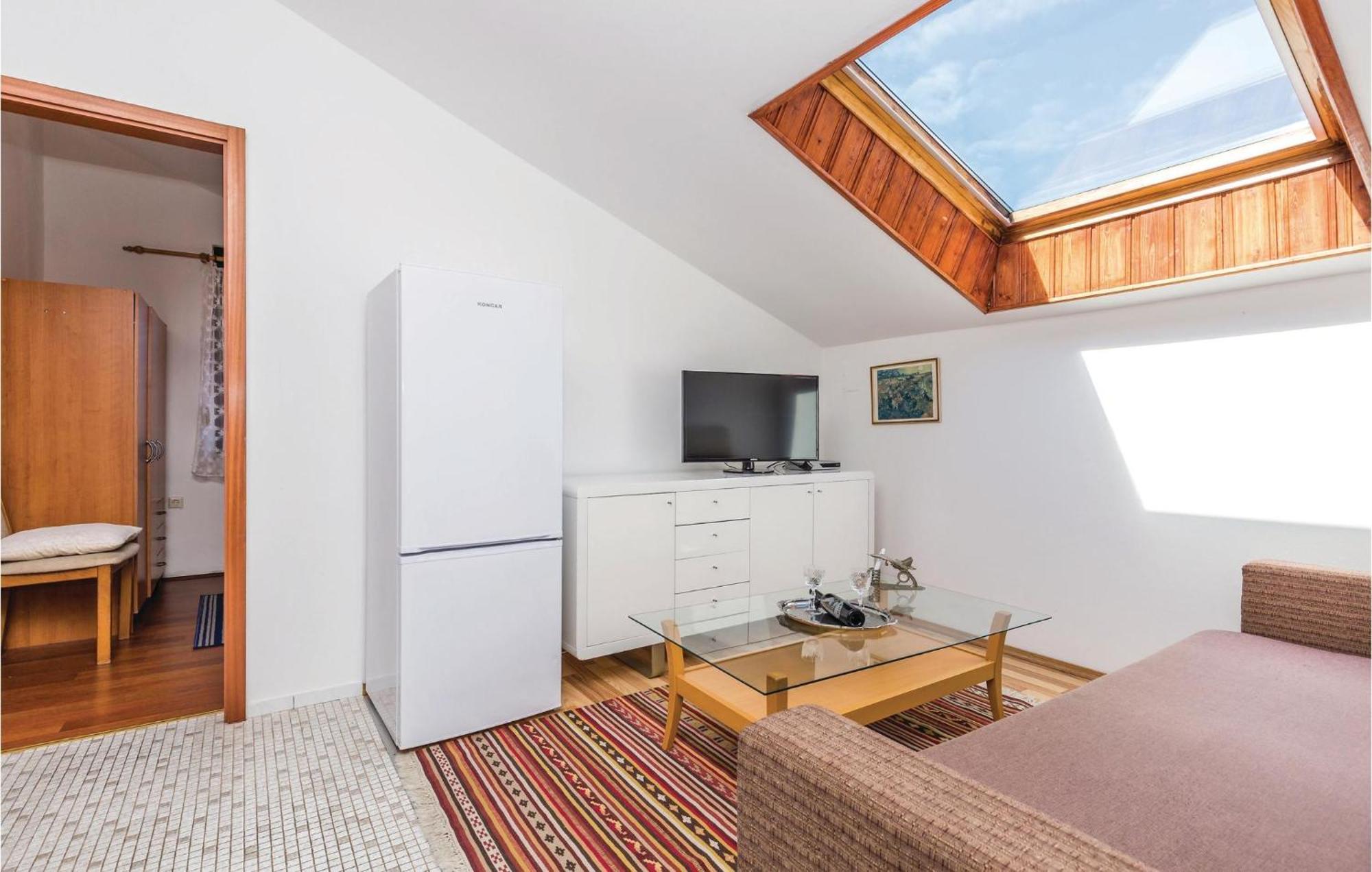 Lovely Apartment In Kampor With Kitchen Exteriör bild