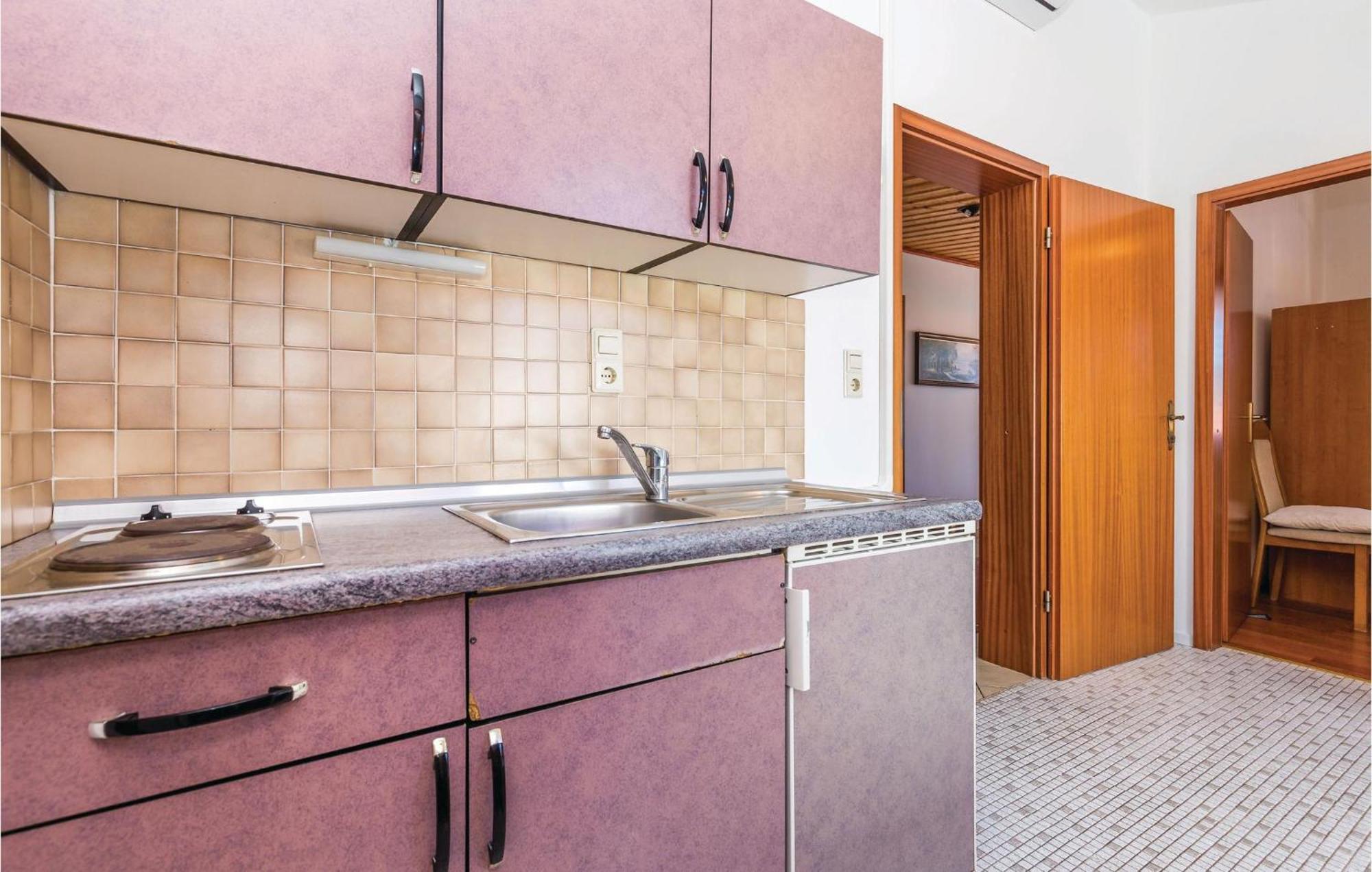 Lovely Apartment In Kampor With Kitchen Exteriör bild