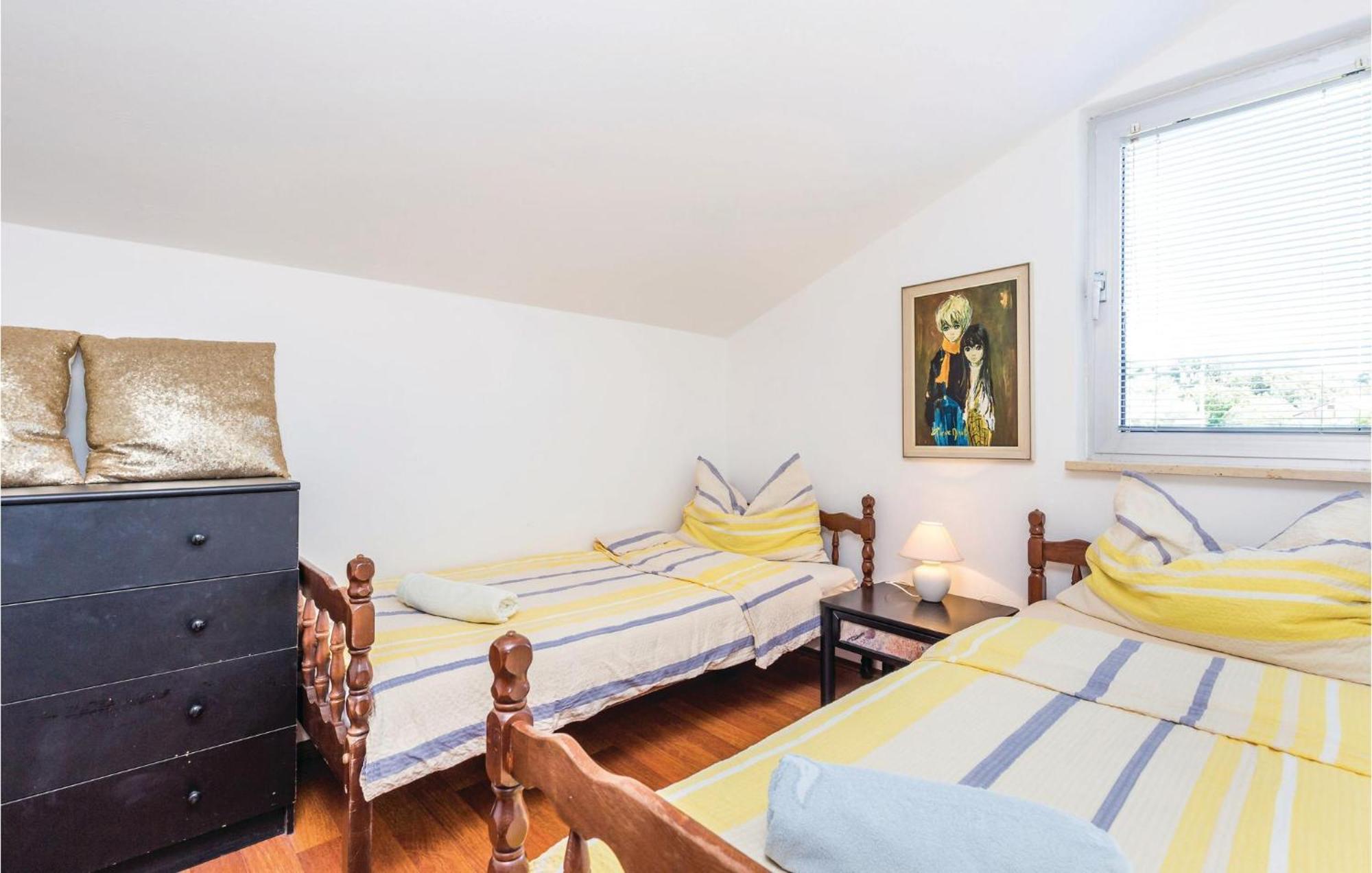 Lovely Apartment In Kampor With Kitchen Exteriör bild